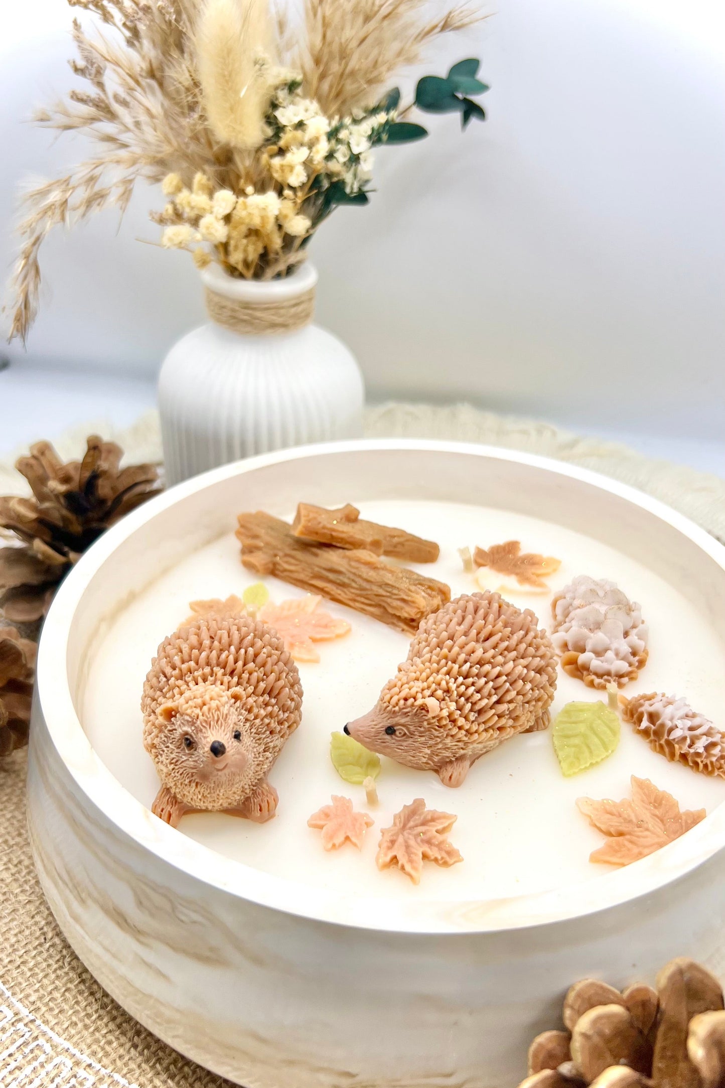 🍂 Herbstzauber Duftkerze in Keramikschale | Handgegossen mit Kürbis- & Igel-Motiv | Herbstdeko & Geschenkidee