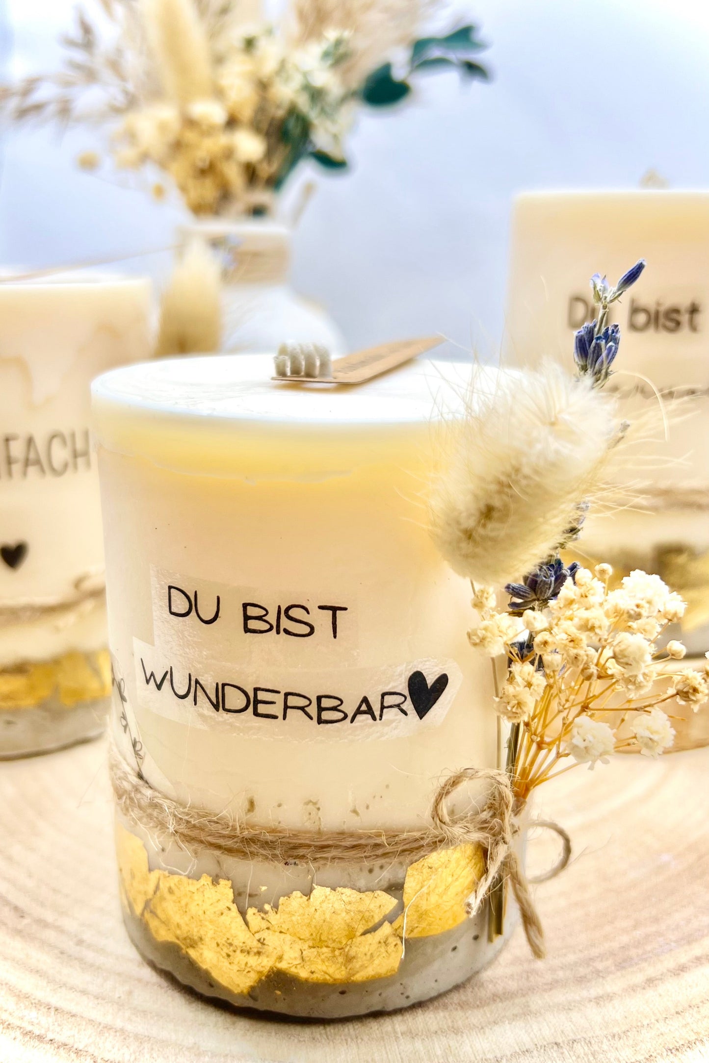 Edle Statement-Beton-Kerze – handgefertigt auf Betonsockel mit Gold-Details