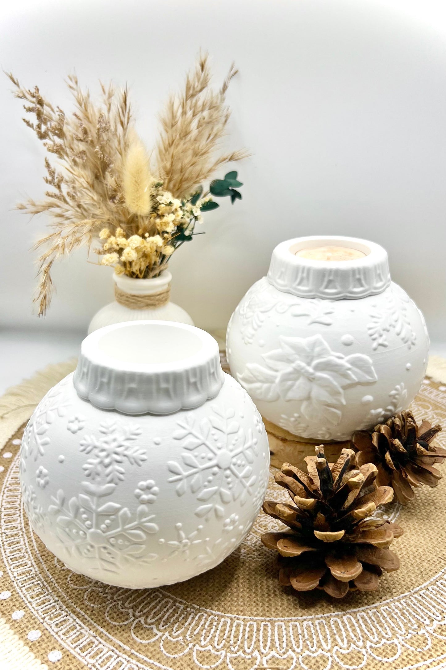 VORBESTELLUNG - Handgemachte Keramik-Weihnachtskugel – massiv & vielseitig (Teelicht- & Stabkerzenhalter) | Limitierte Winter-Edition