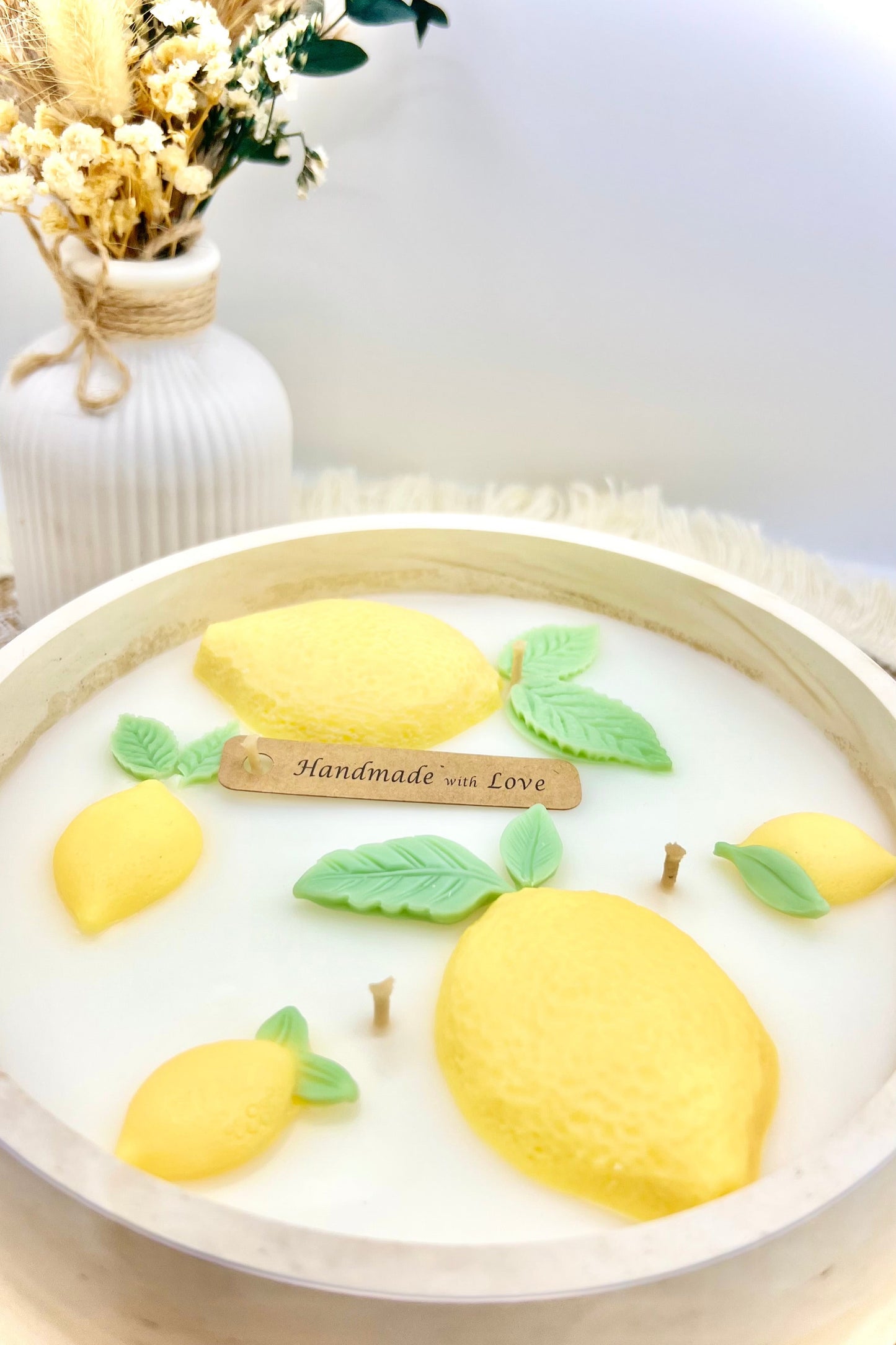 Sommerfrische Zitronella-Duftkerze – handgegossen in eleganter Keramikschale mit Zitronen-Dekor