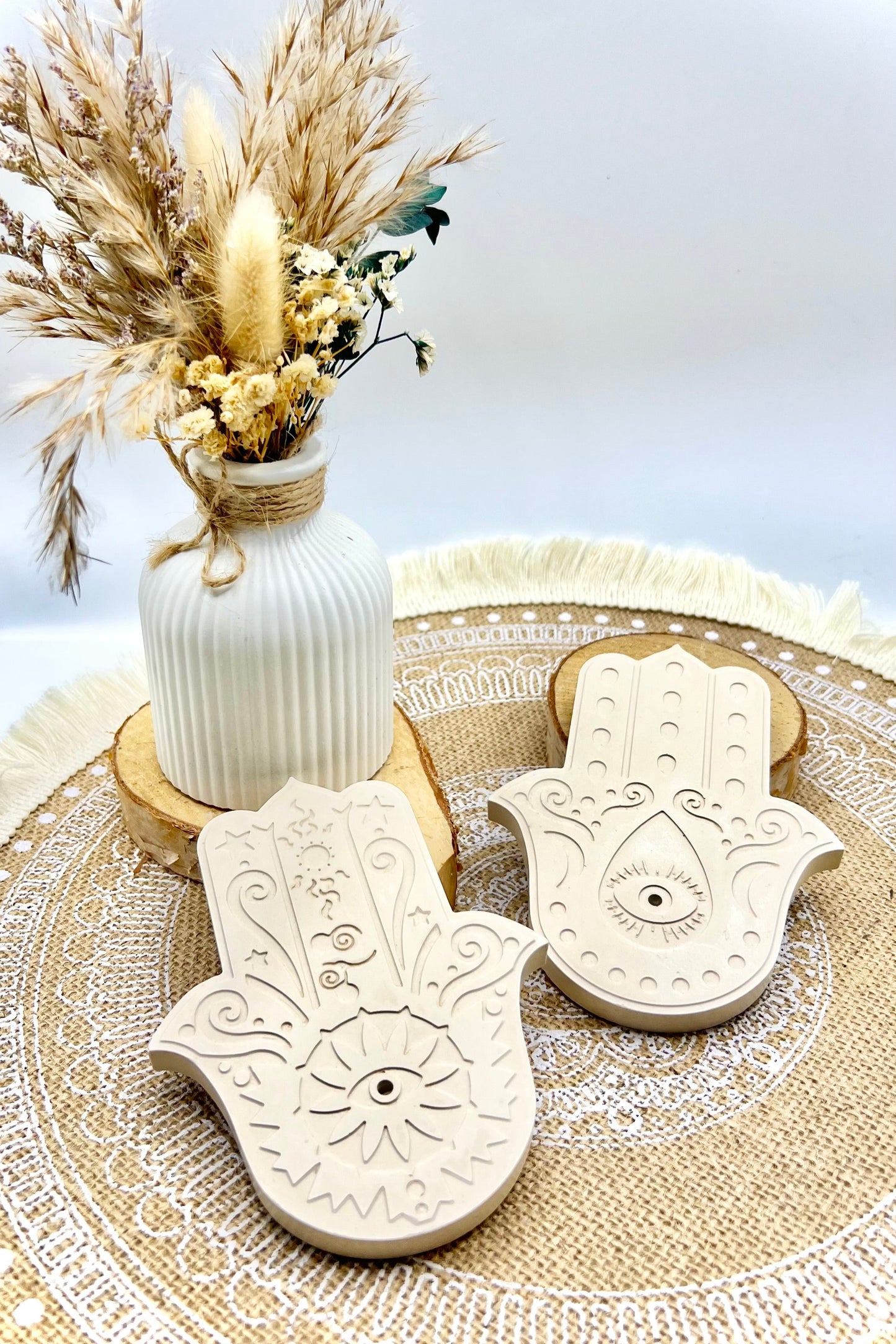 Hamza Hand – Räucherstäbchenhalter & spirituelle Ablage mit Schutzsymbolik