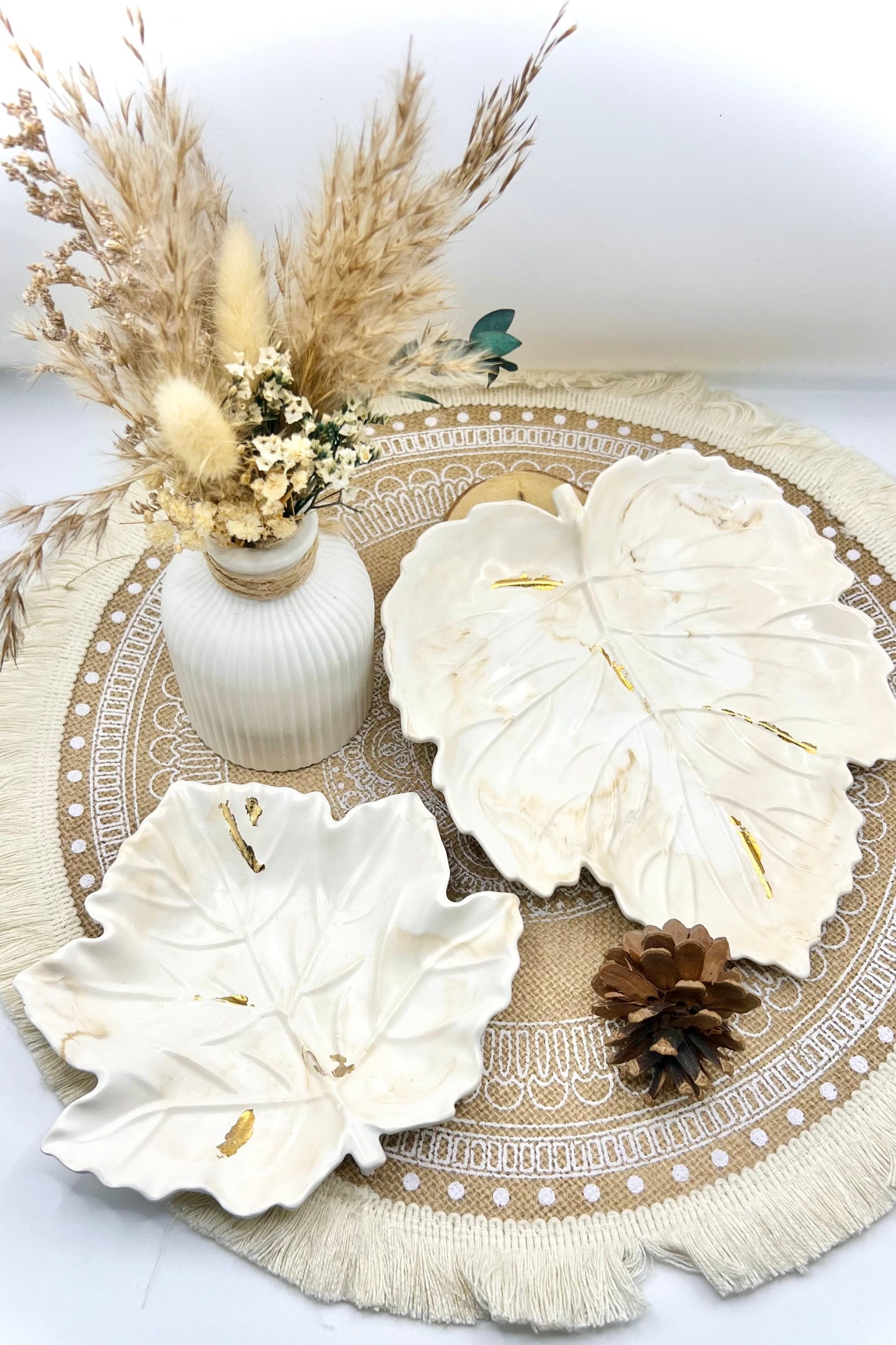 🍂 Handgemachte Keramik-Tabletts in Blattform – Ahornblatt & Bananenblatt als stilvolle Herbstdeko
