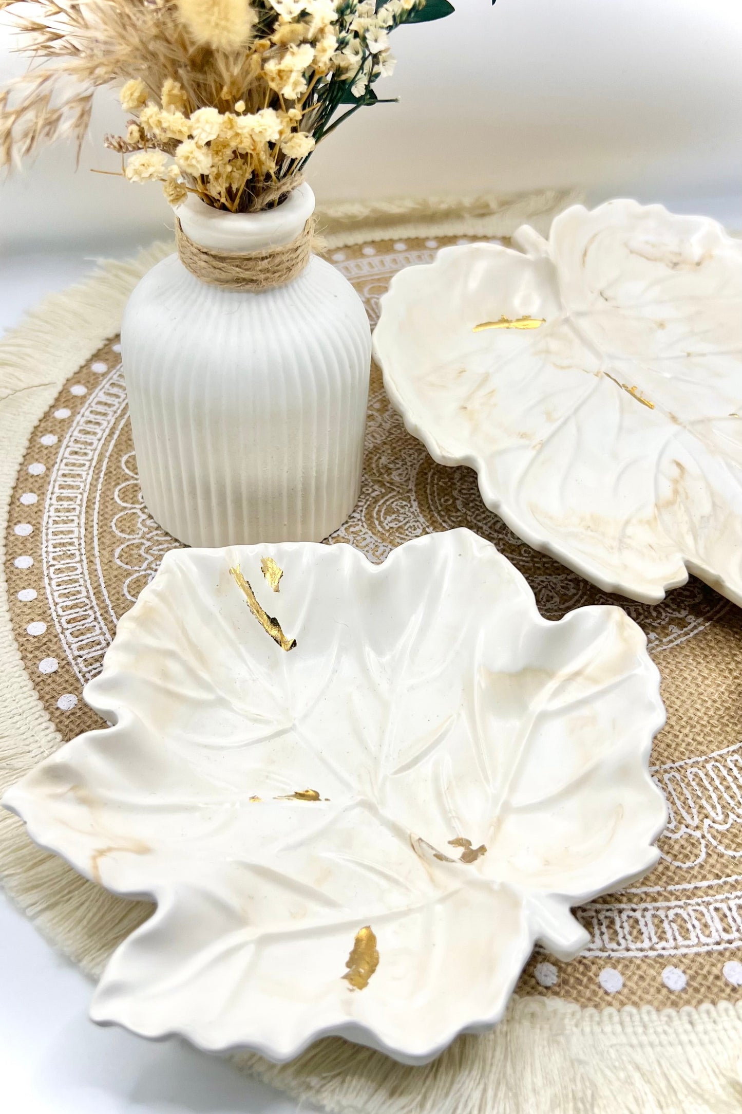 🍂 Handgemachte Keramik-Tabletts in Blattform – Ahornblatt & Bananenblatt als stilvolle Herbstdeko