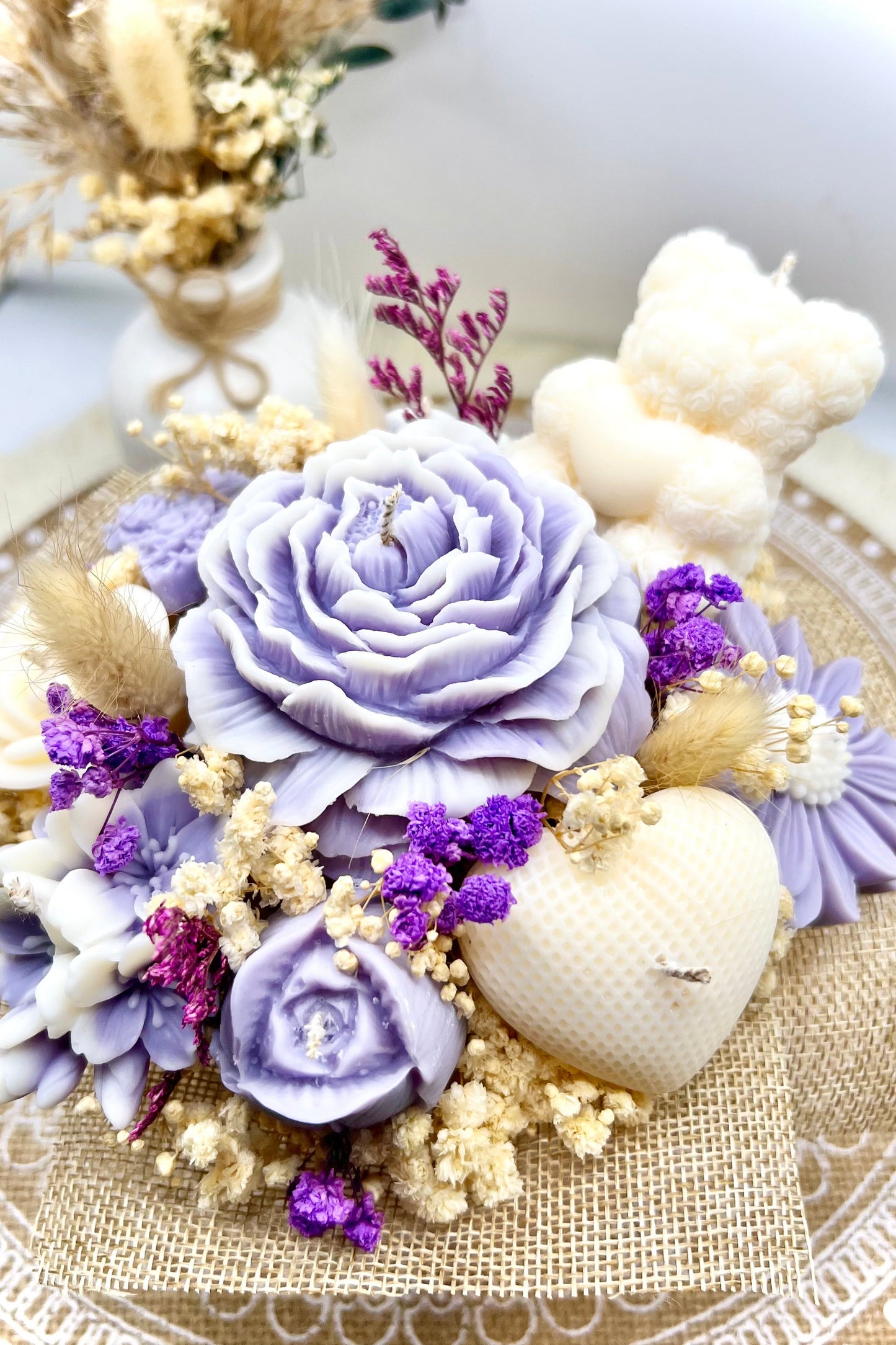 Kerzen-Blumenstrauß im stilvollen, handgegossenen Keramiktopf – zarte Eleganz in natürlichen Tönen