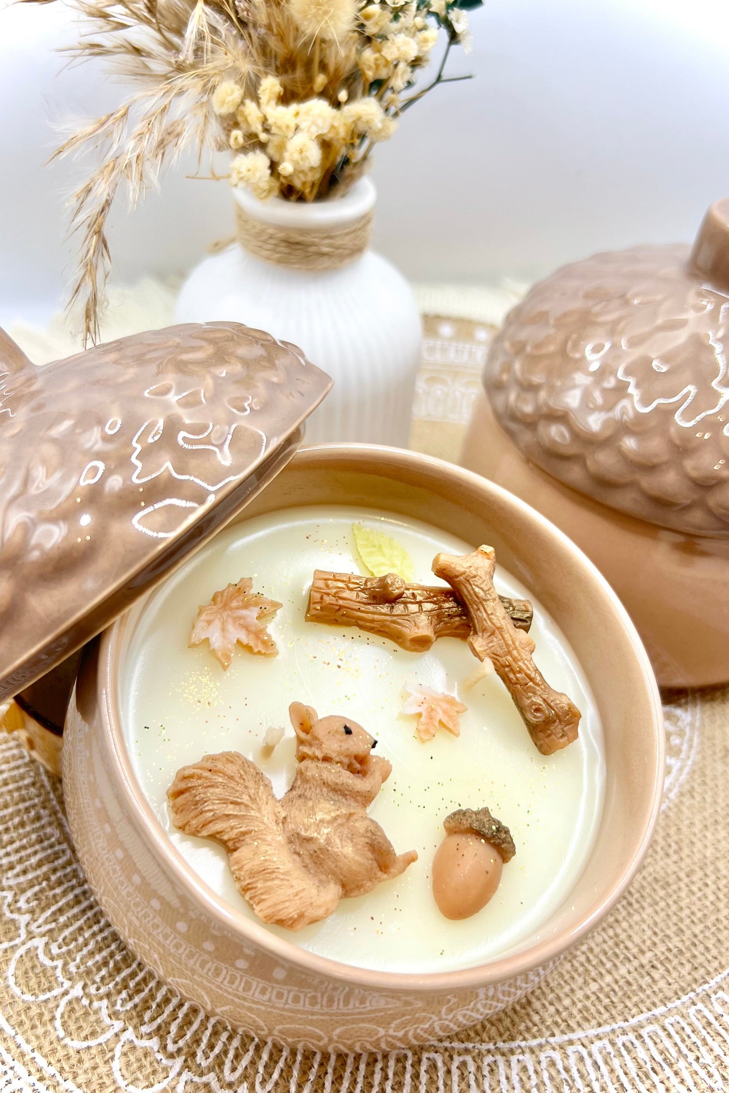 Eichelkerze „Mini-Herbstzauber“ – Eichhörnchen & Blätter in liebevoller Keramikdose 🍂🧡