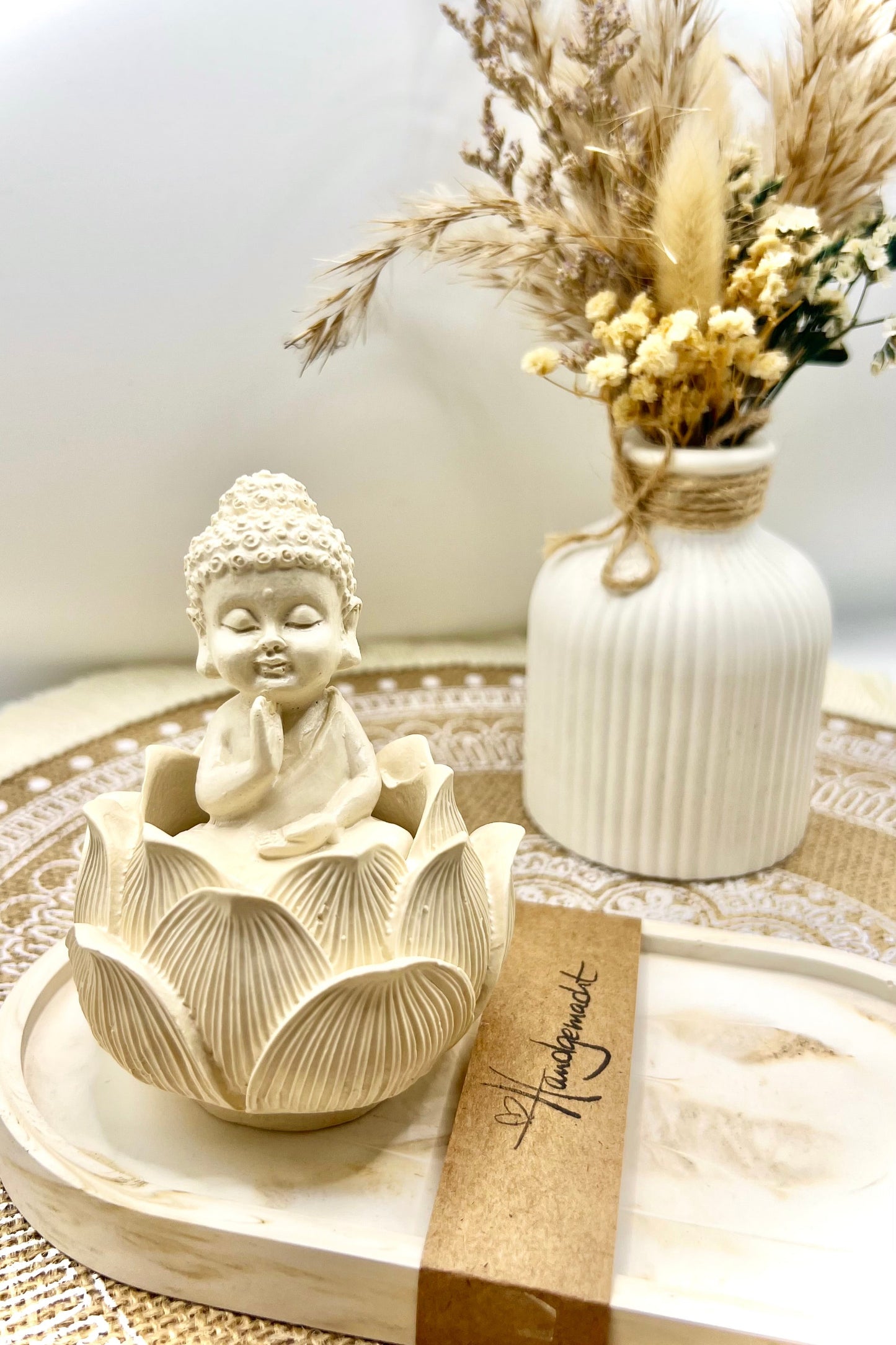 Handgefertigter Buddha in Lotusblüte – Symbol für Ruhe und Harmonie 🪷