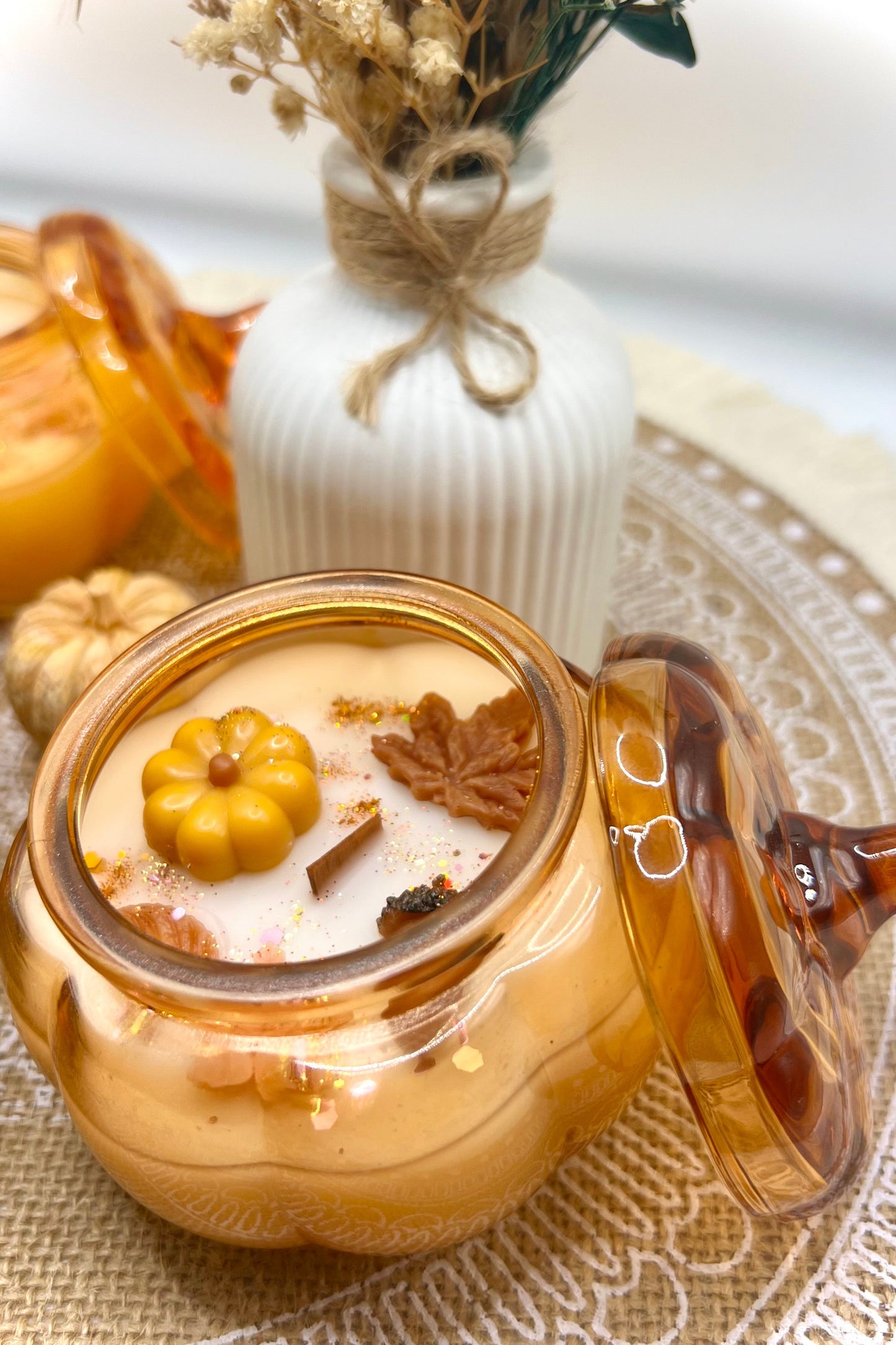 Duftkerze im Glas-Kürbis – Herbst Edition | Handgegossen | Zwei Größen