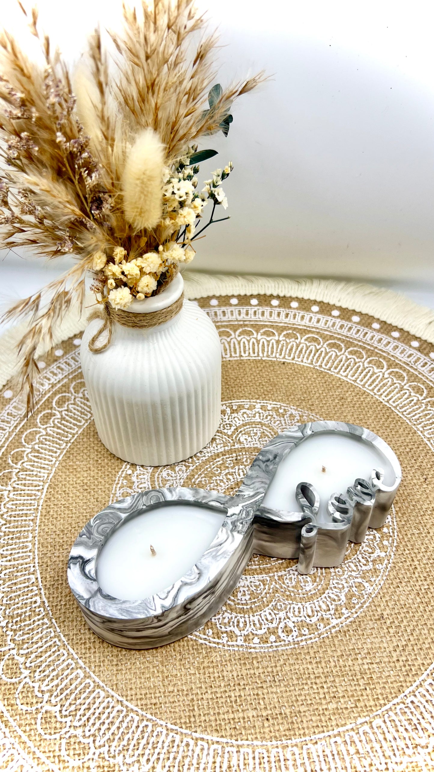 Zarte Eleganz in Form gegossen - Love-Kerzenschale im Infinity-Design