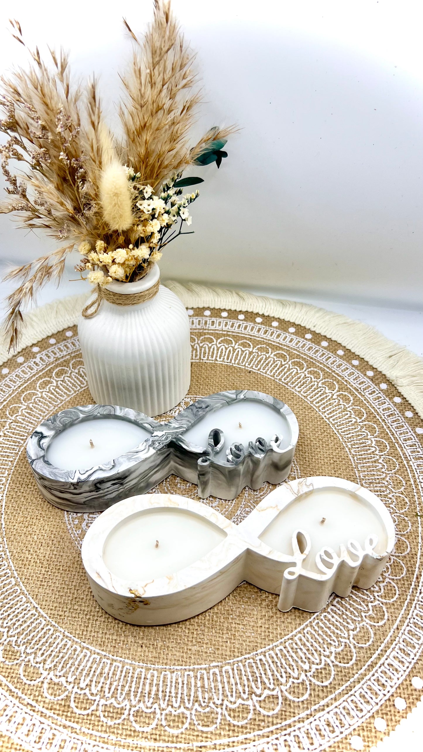 Zarte Eleganz in Form gegossen - Love-Kerzenschale im Infinity-Design