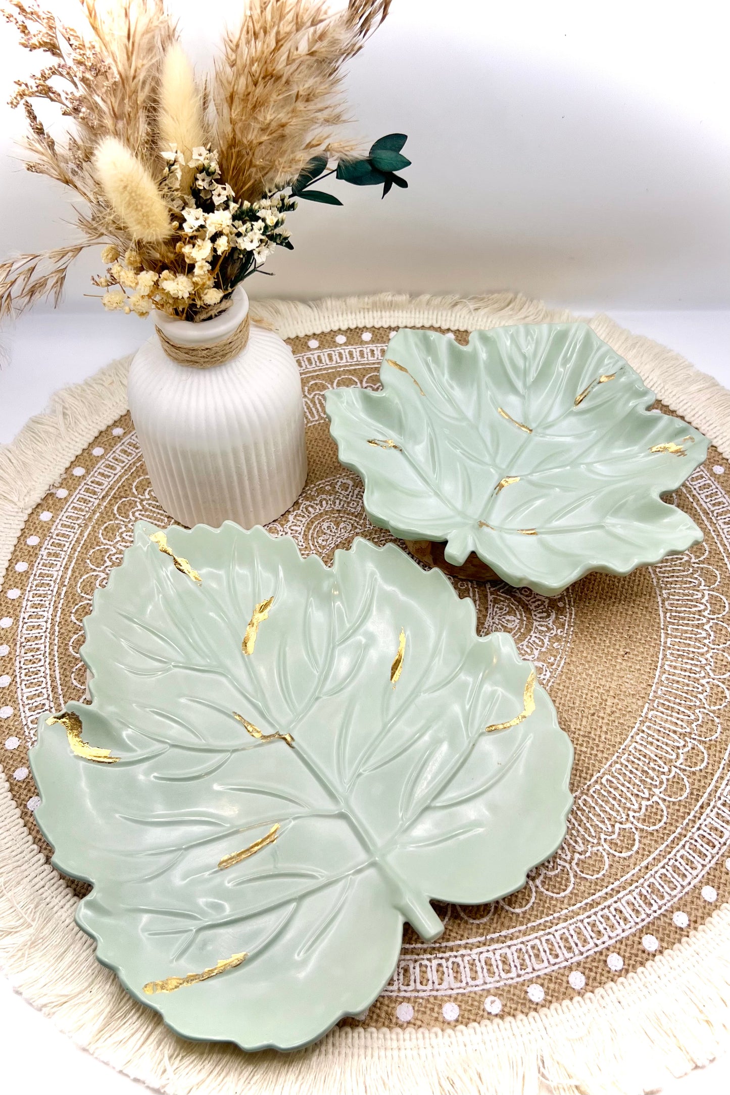 🍂 Handgemachte Keramik-Tabletts in Blattform – Ahornblatt & Bananenblatt als stilvolle Herbstdeko