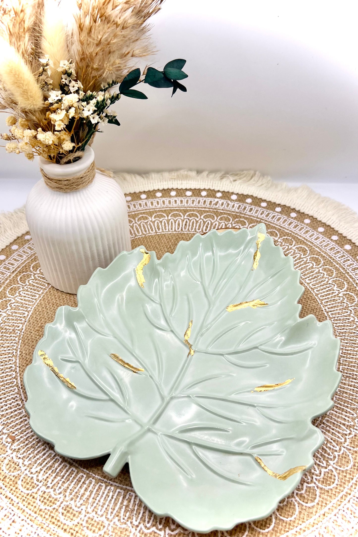 🍂 Handgemachte Keramik-Tabletts in Blattform – Ahornblatt & Bananenblatt als stilvolle Herbstdeko