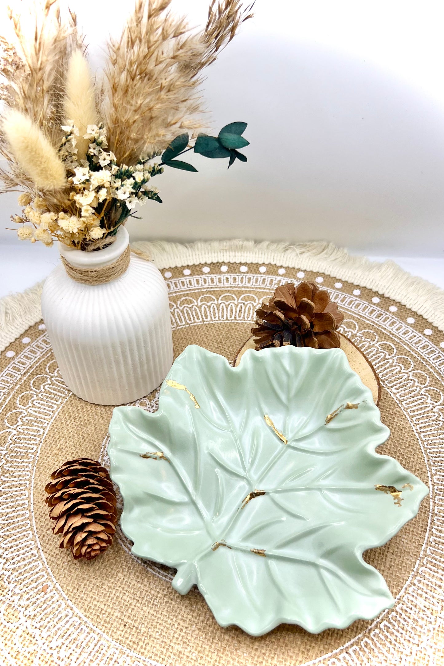 🍂 Handgemachte Keramik-Tabletts in Blattform – Ahornblatt & Bananenblatt als stilvolle Herbstdeko