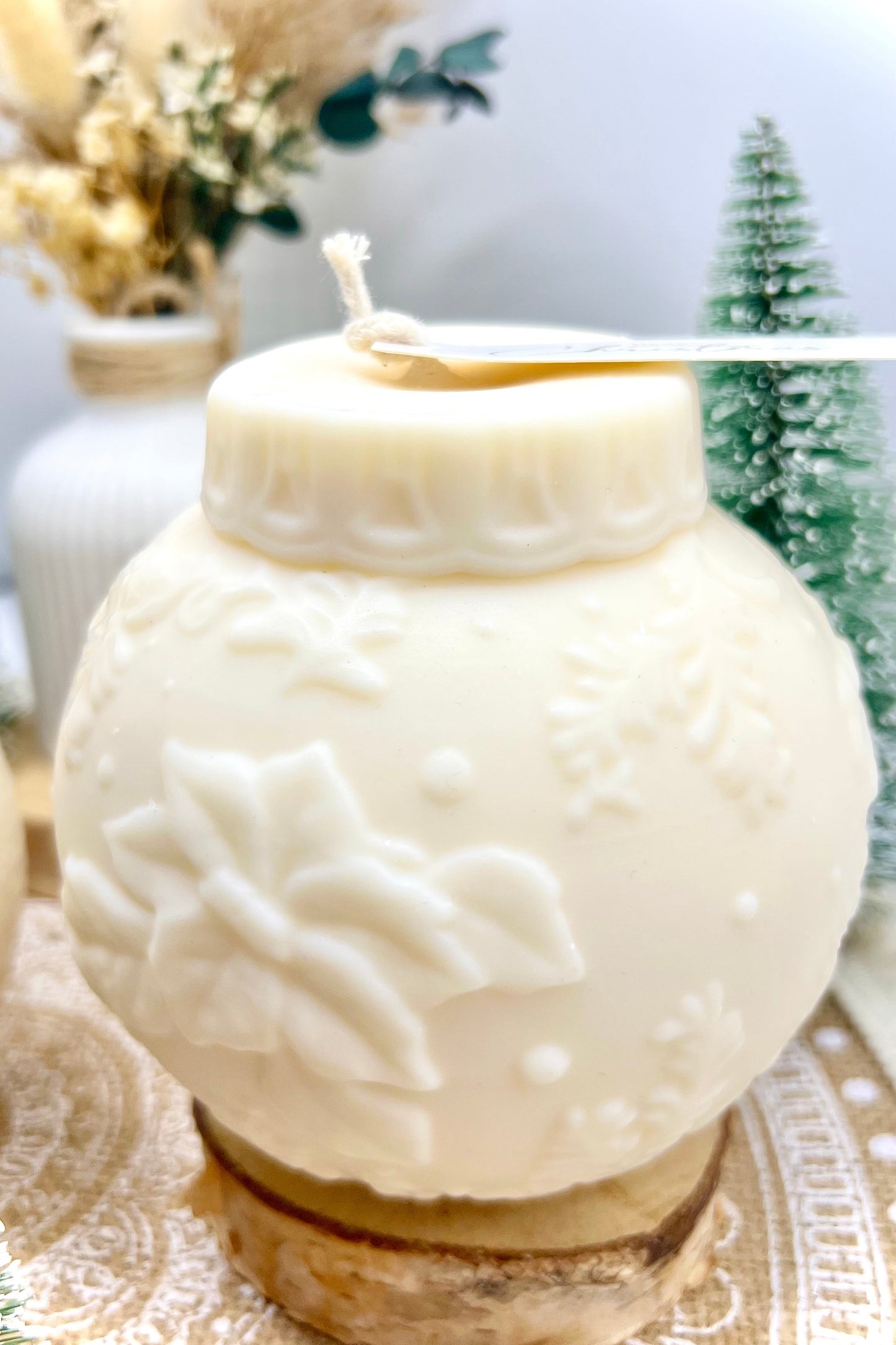 Weihnachtskugelkerze handgegossen | Schneeflocke oder Weihnachtsstern | Soja-Pflanzenwachsmischung | ca. 10 cm | Winterkerze