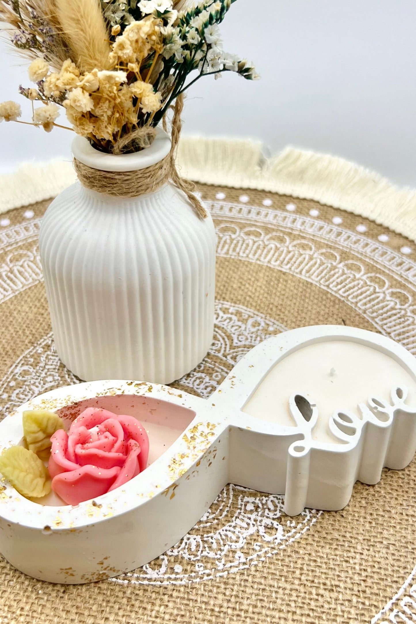 Zarte Eleganz in Form gegossen - Love-Kerzenschale im Infinity-Design