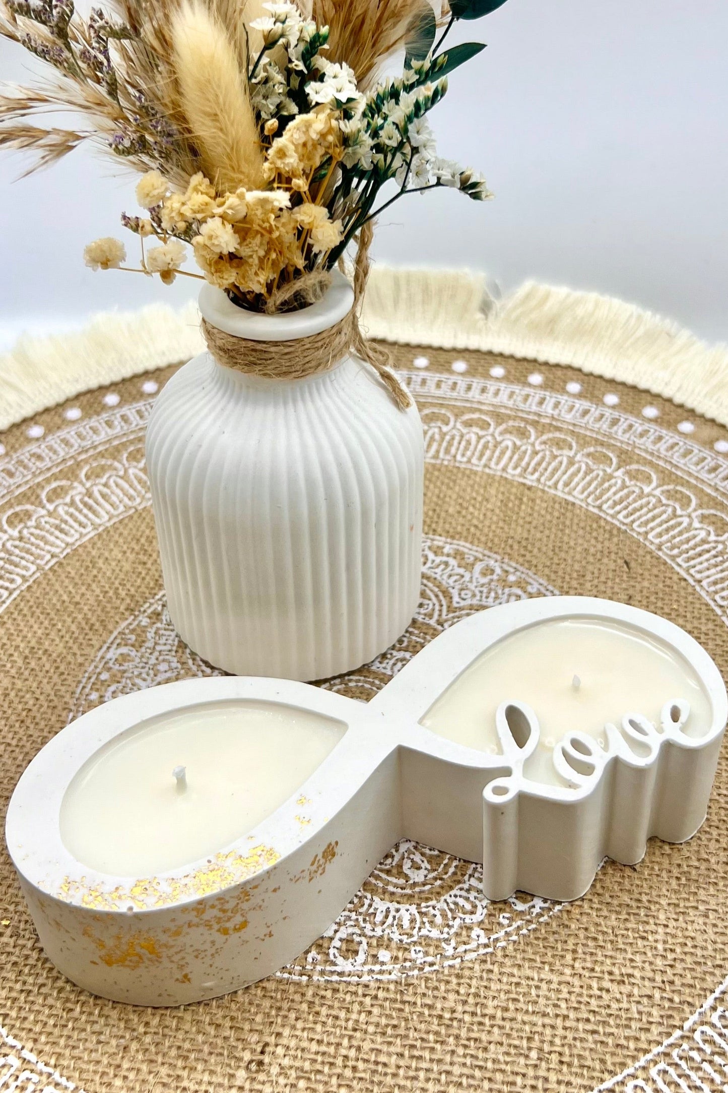 Zarte Eleganz in Form gegossen - Love-Kerzenschale im Infinity-Design