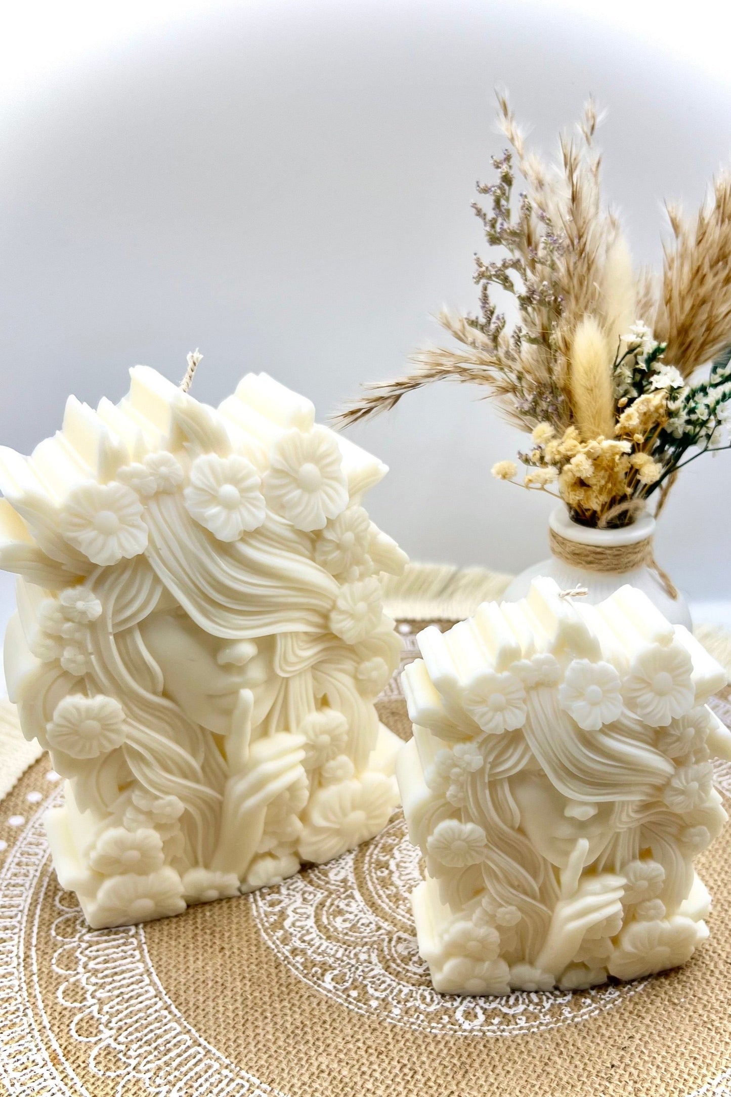 “Flower Goddess” – Skulpturkerze mit floraler Magie | Handgegossene Göttin in Cremeweiß oder farblich abgesetztem Blüten-Design