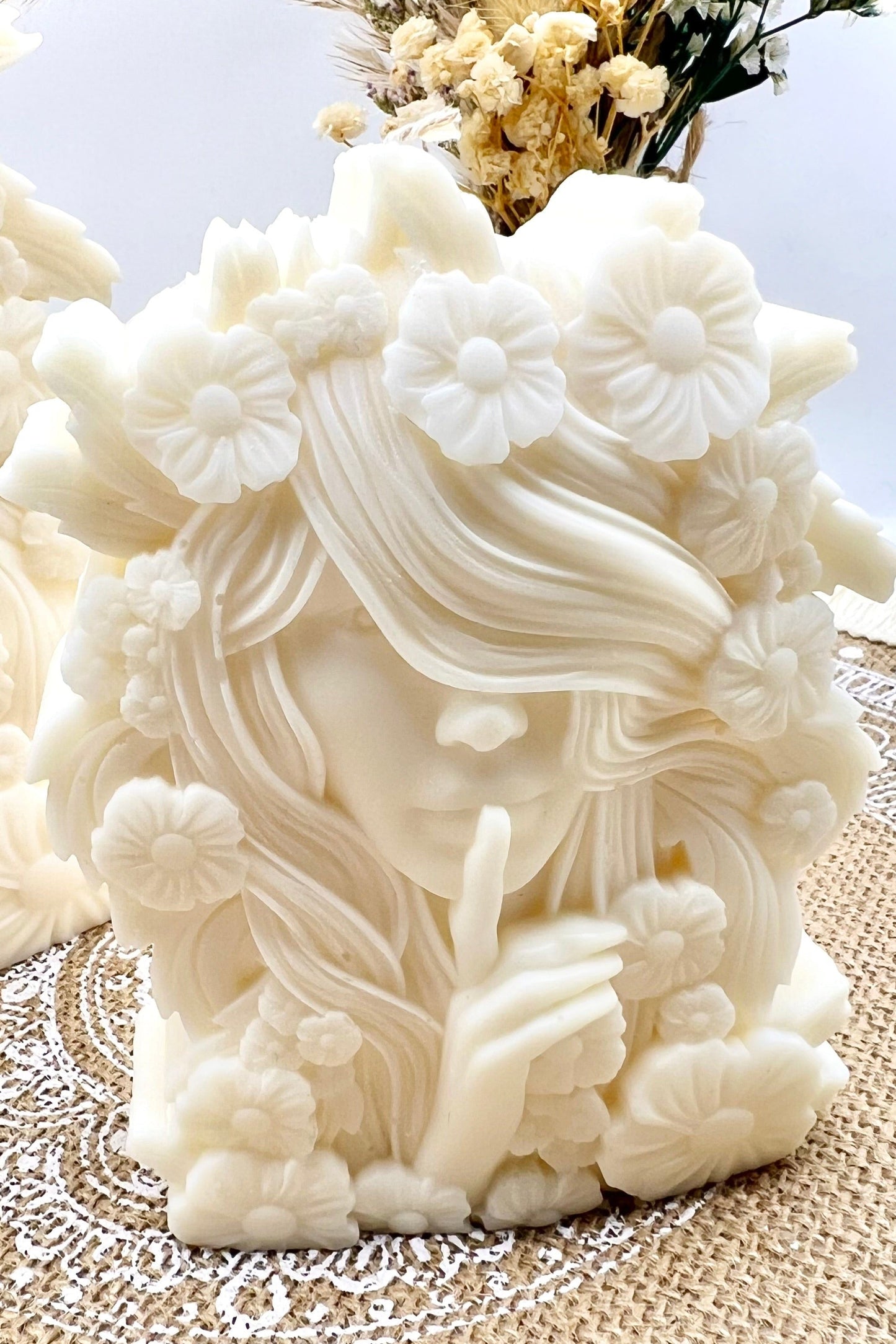 “Flower Goddess” – Skulpturkerze mit floraler Magie | Handgegossene Göttin in Cremeweiß oder farblich abgesetztem Blüten-Design