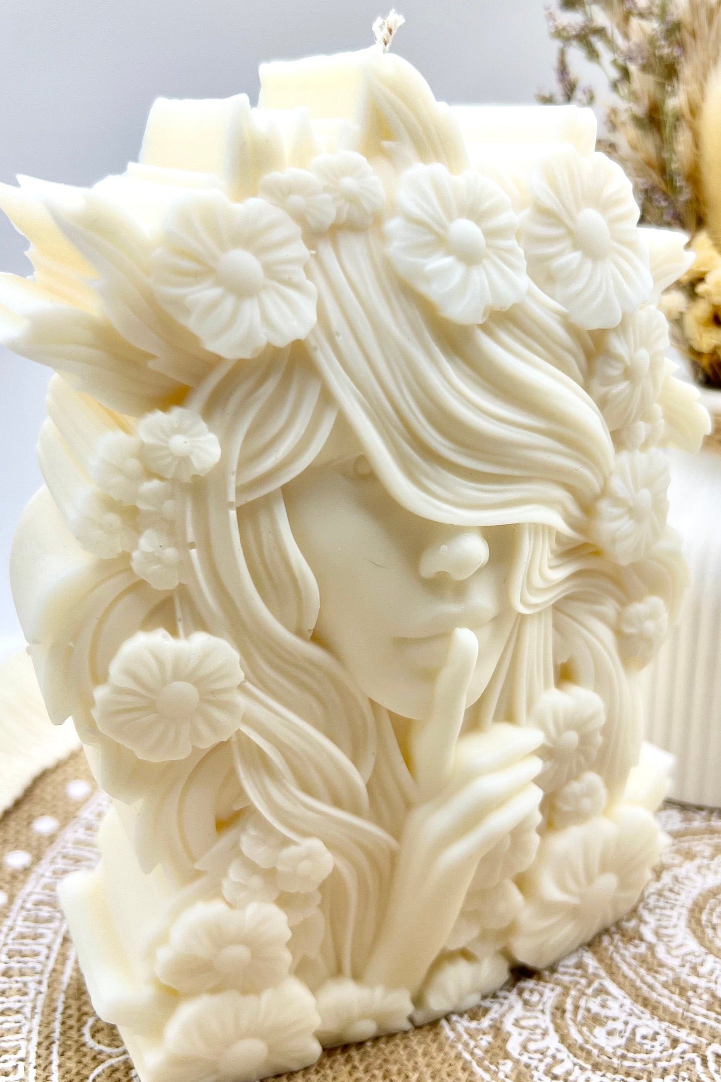 “Flower Goddess” – Skulpturkerze mit floraler Magie | Handgegossene Göttin in Cremeweiß oder farblich abgesetztem Blüten-Design