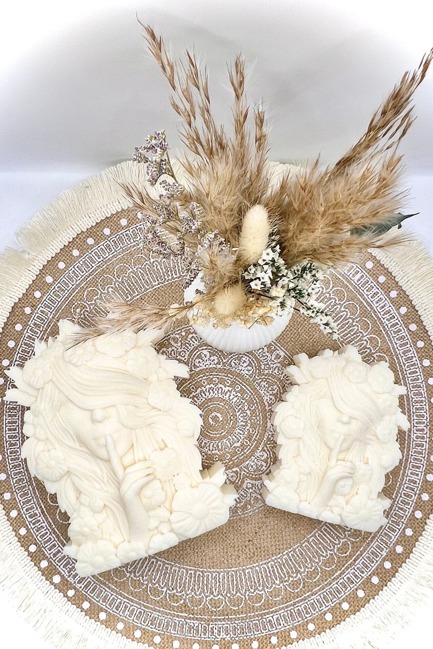 “Flower Goddess” – Skulpturkerze mit floraler Magie | Handgegossene Göttin in Cremeweiß oder farblich abgesetztem Blüten-Design