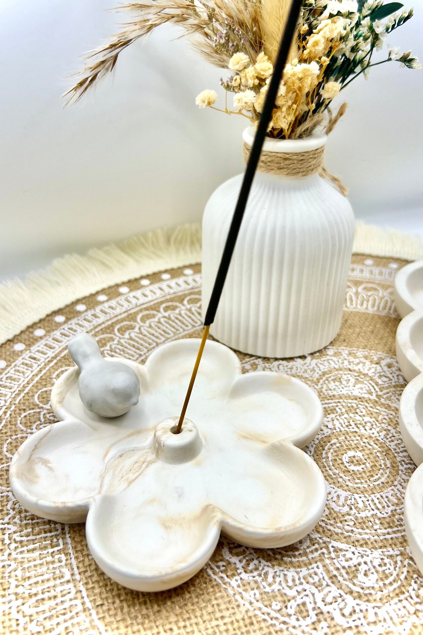 Räucherstäbchen Schale in Blütenform – stilvoll und handgefertigt