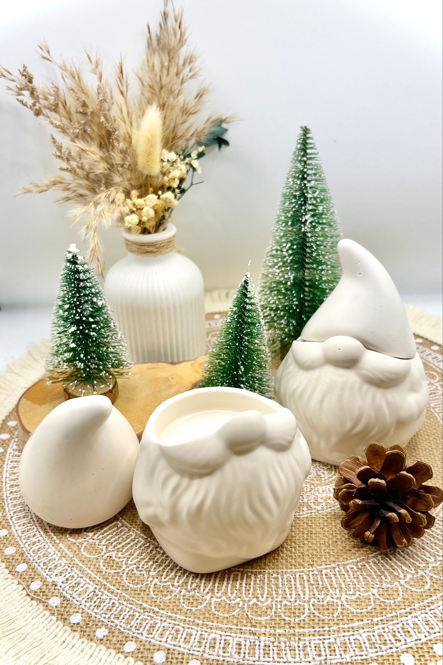 Weihnachtsmann-Kerze „Evening Snow“ – handgegossen mit Holzdocht, Winterduft & wiederverwendbarer Keramik