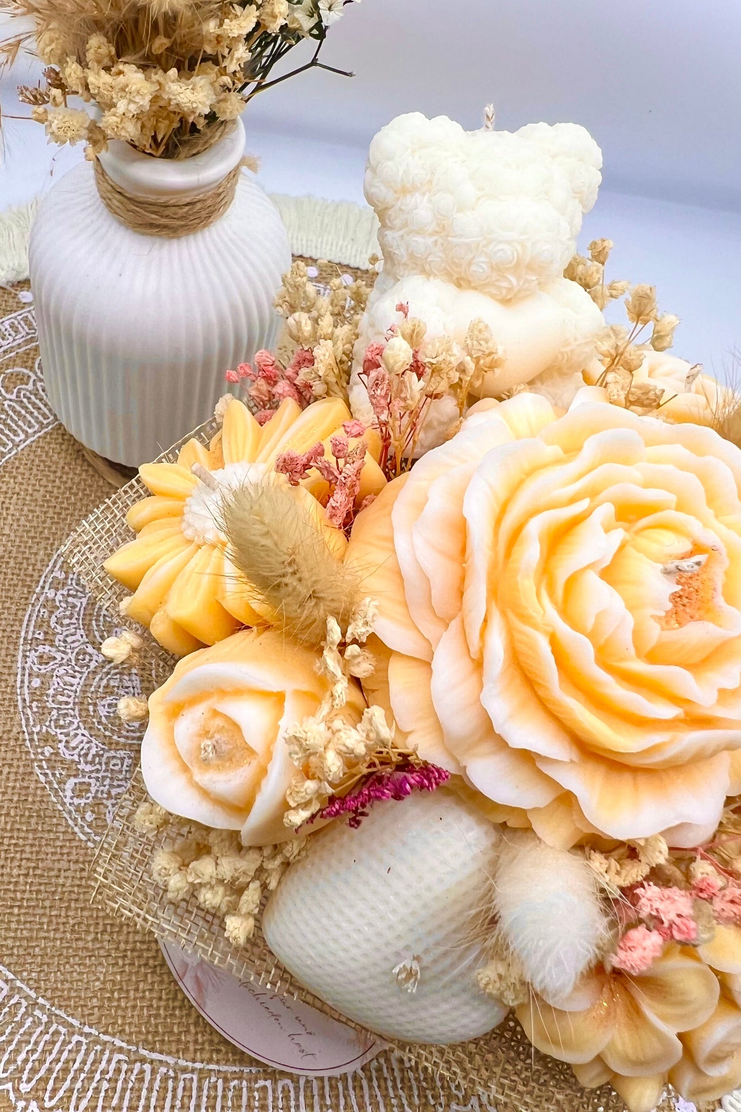 Kerzen-Blumenstrauß im handgegossenen Keramiktopf – zarte Eleganz in natürlichen Tönen