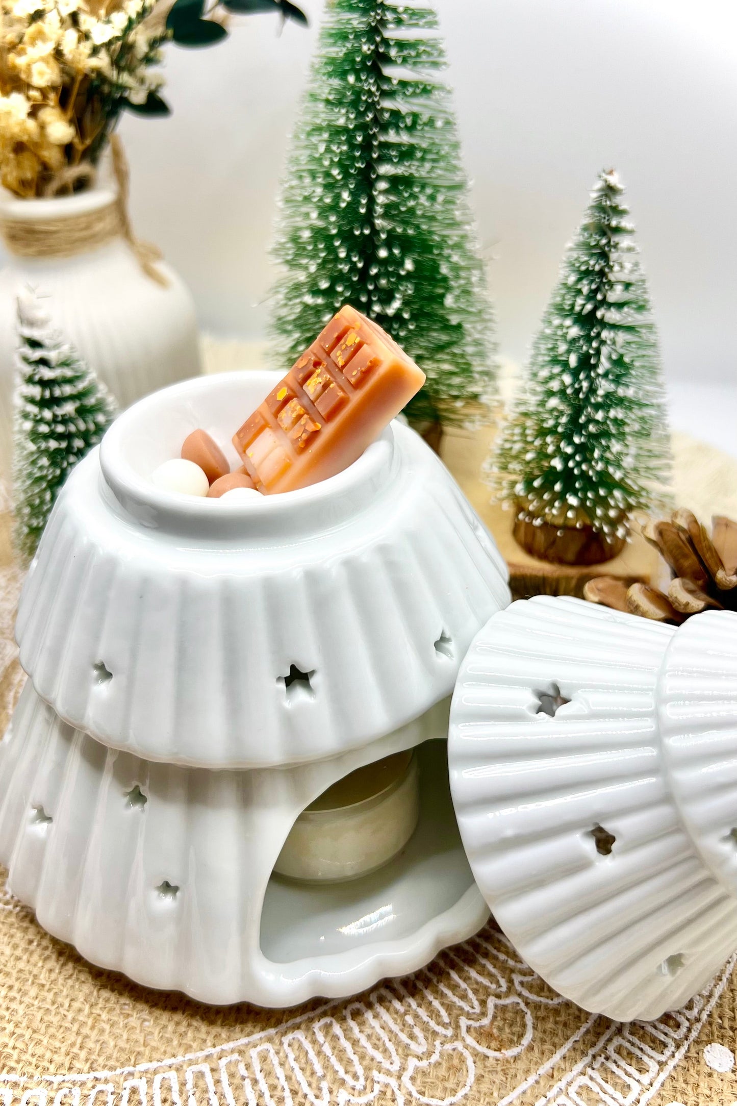 Duftlampe Tannenbaum aus weißer Keramik – Weihnachtsdeko & Geschenkidee für gemütliche Abende