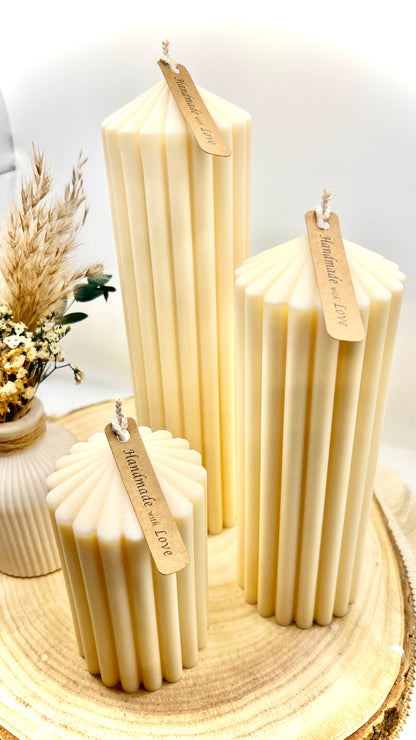 Designkerze „Lumi“ – Statement Rillenkerze - Natürlich & zeitlos in cremeweiß