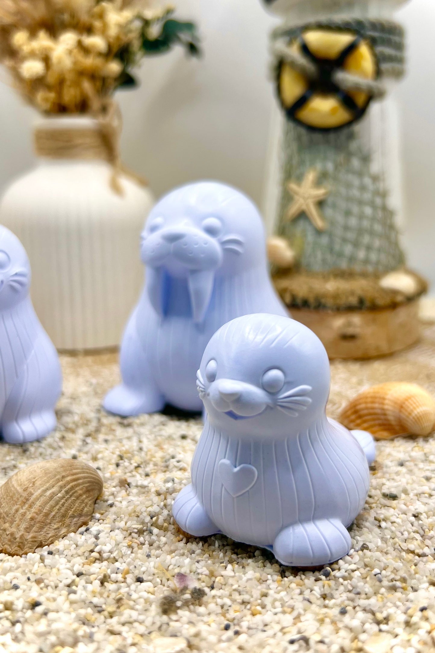 Handgegossene Robbenfiguren aus Keramik – maritime Deko im Küstenstil