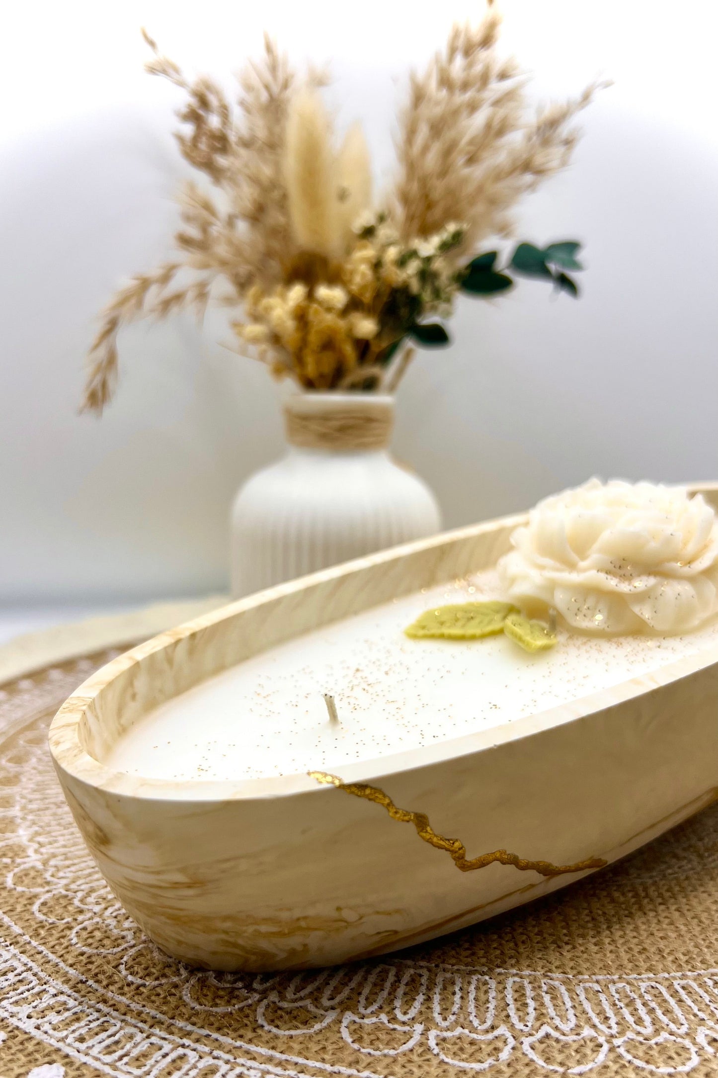 🌿 Florale Duftkerze mit Pfingstrose in handgegossener Schale mit Marmoroptik