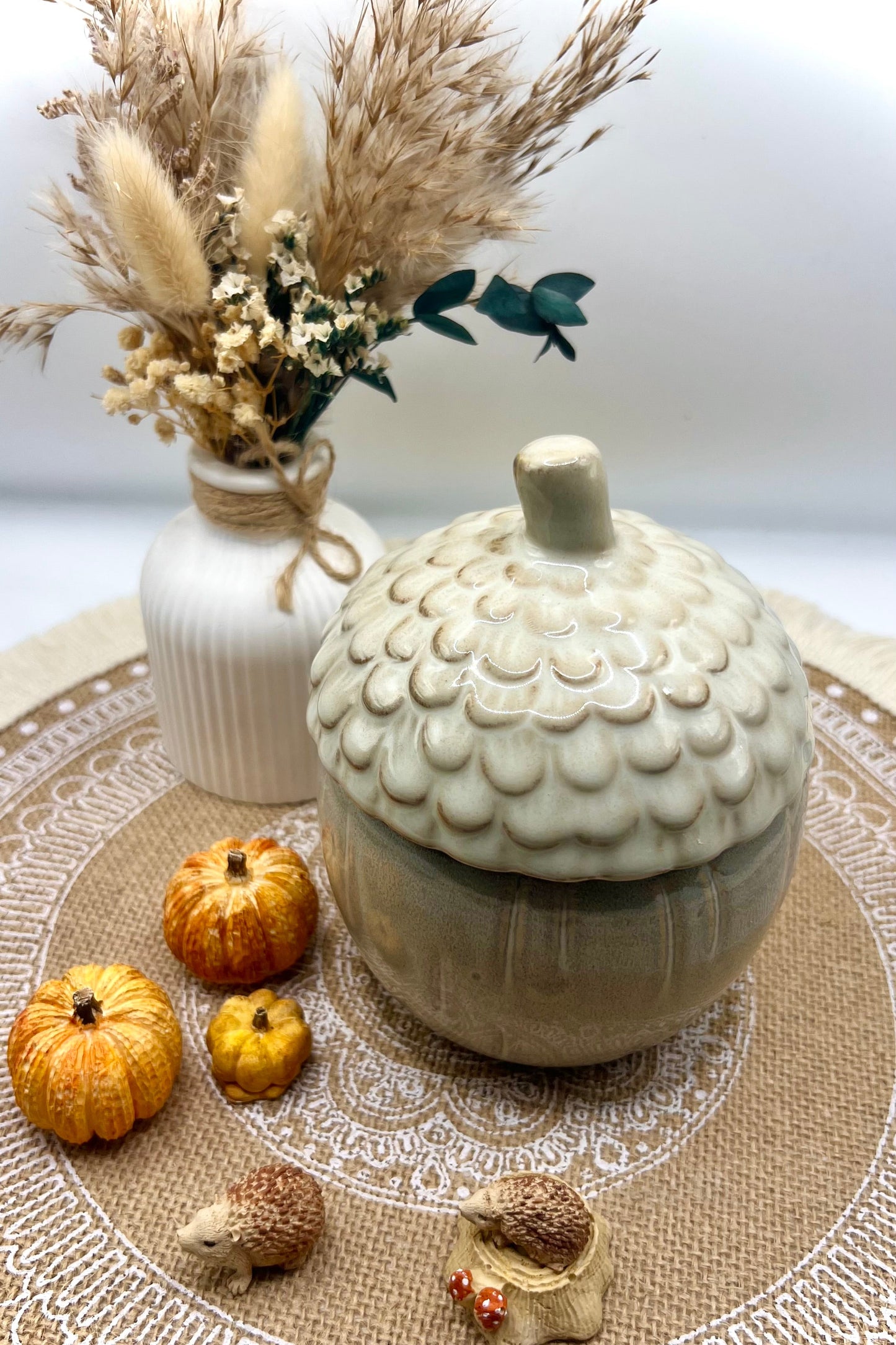 Mini-Herbstzauber Eichelkerze – Handgegossen | Keramikdose in Eichelform | 3 Varianten