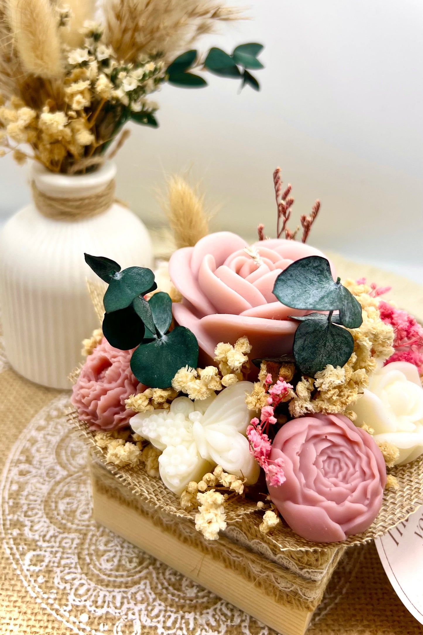 🌸 Kerzenbouquet im Holzgefäß – Schwimmkerze & Waxmelts-Blüten