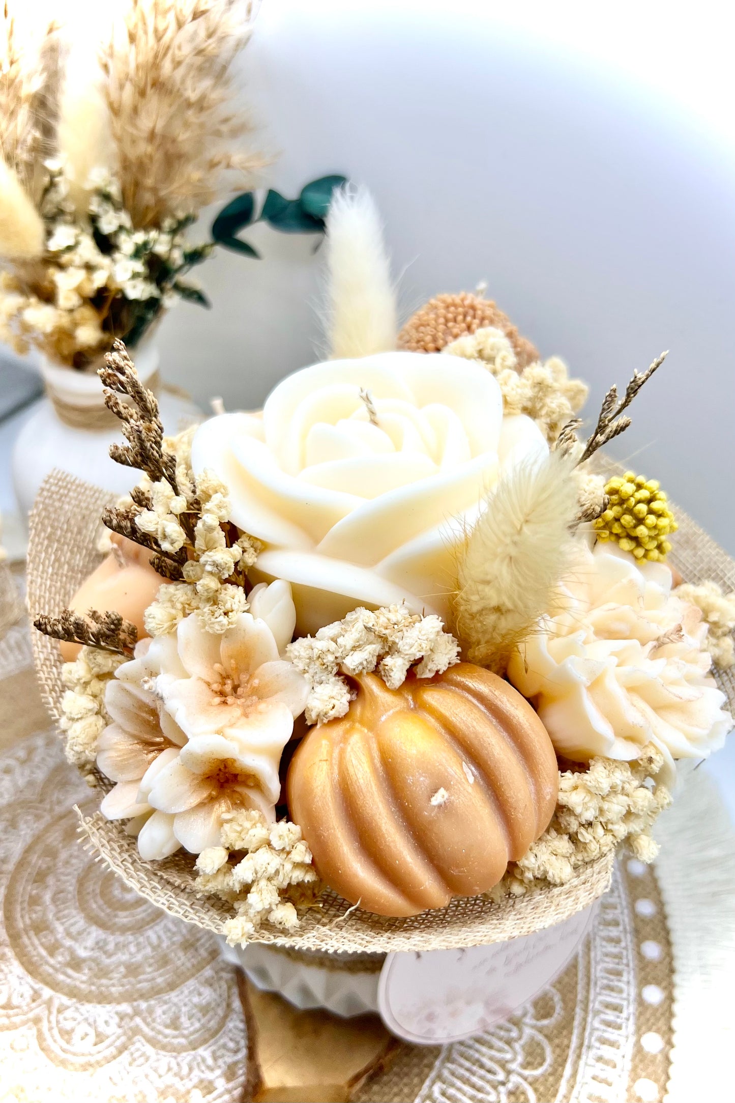 Herbst Blumenstrauß Kerze – Handgemachter Deko-Strauß mit Blüten, Kürbis & Igel