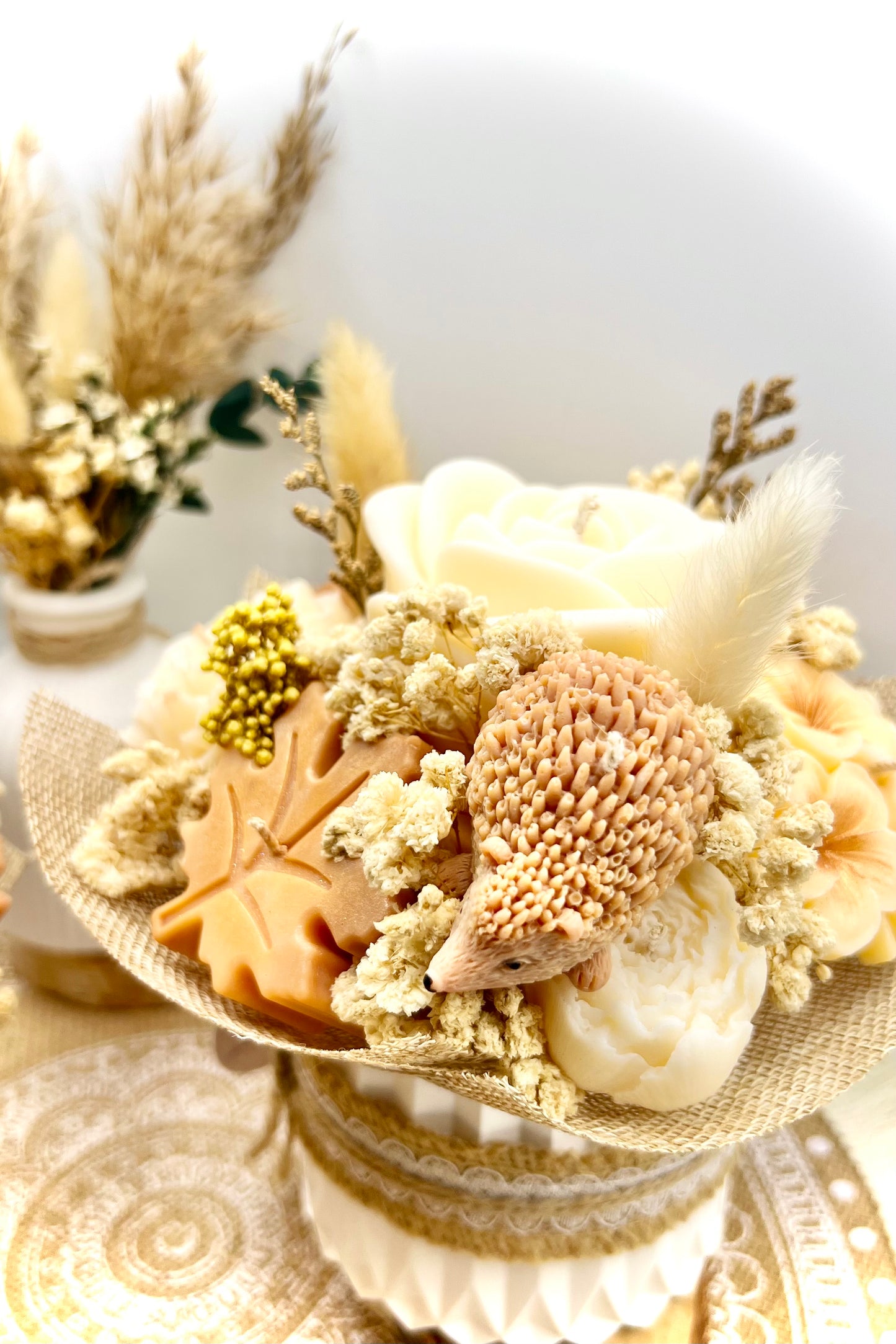 Herbst Blumenstrauß Kerze – Handgemachter Deko-Strauß mit Blüten, Kürbis & Igel