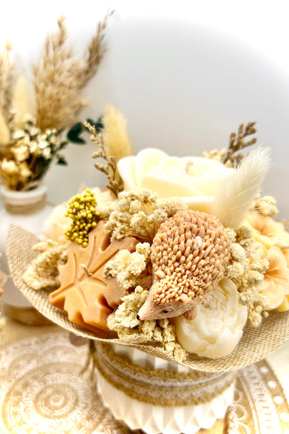 Herbst Blumenstrauß Kerze – Handgemachter Deko-Strauß mit Blüten, Kürbis & Igel