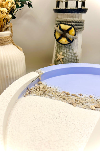 Handgegossenes Keramiktablett in Küstenoptik – maritimes Dekotablett mit Sand & Muschelgranulat