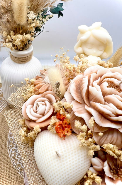 Kerzen-Blumenstrauß im handgegossenen Keramiktopf – zarte Eleganz in natürlichen Tönen