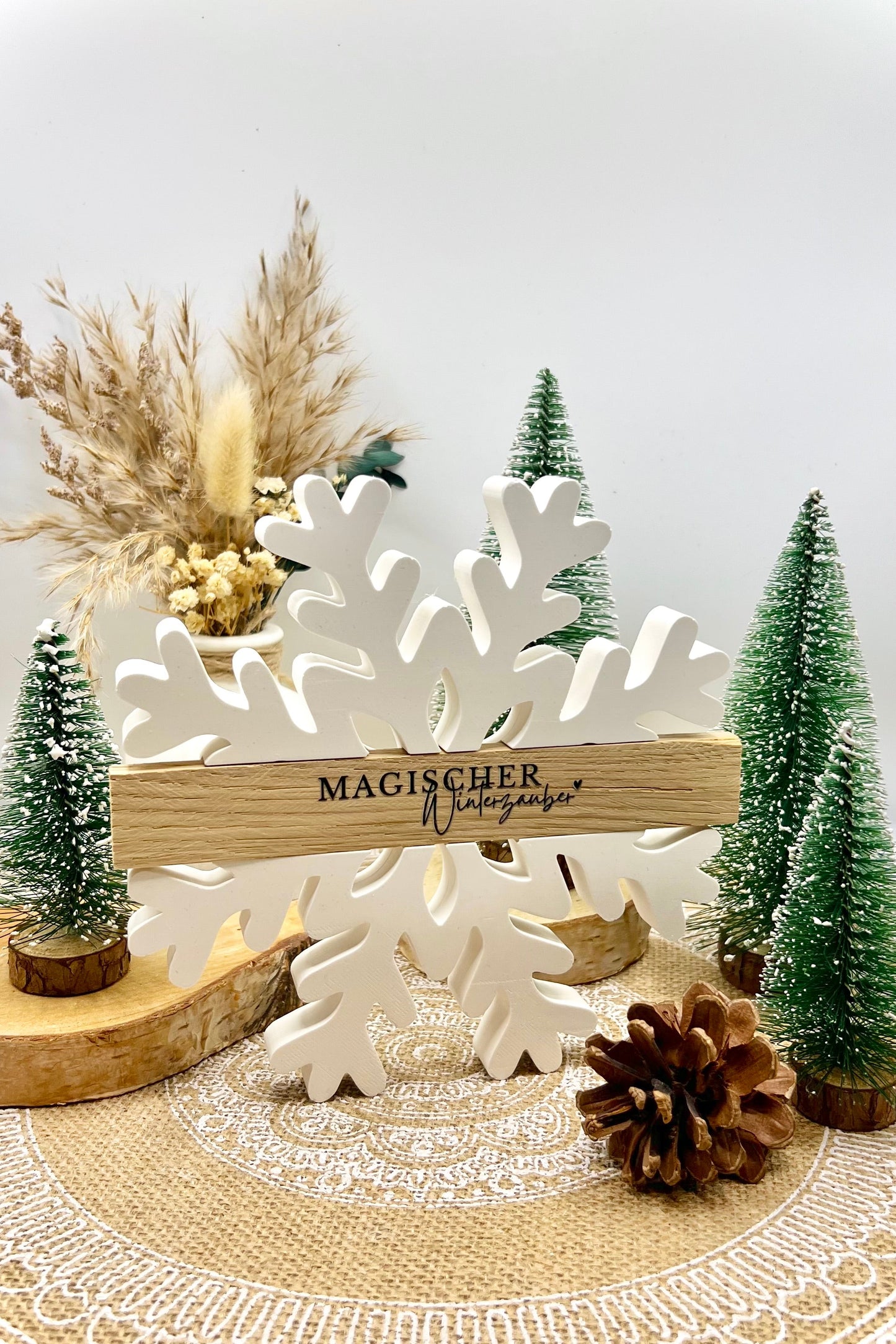 ❄️ Winterdeko Schneeflocke – handgegossene Keramik mit Holzklötzchen und Rub-On-Design