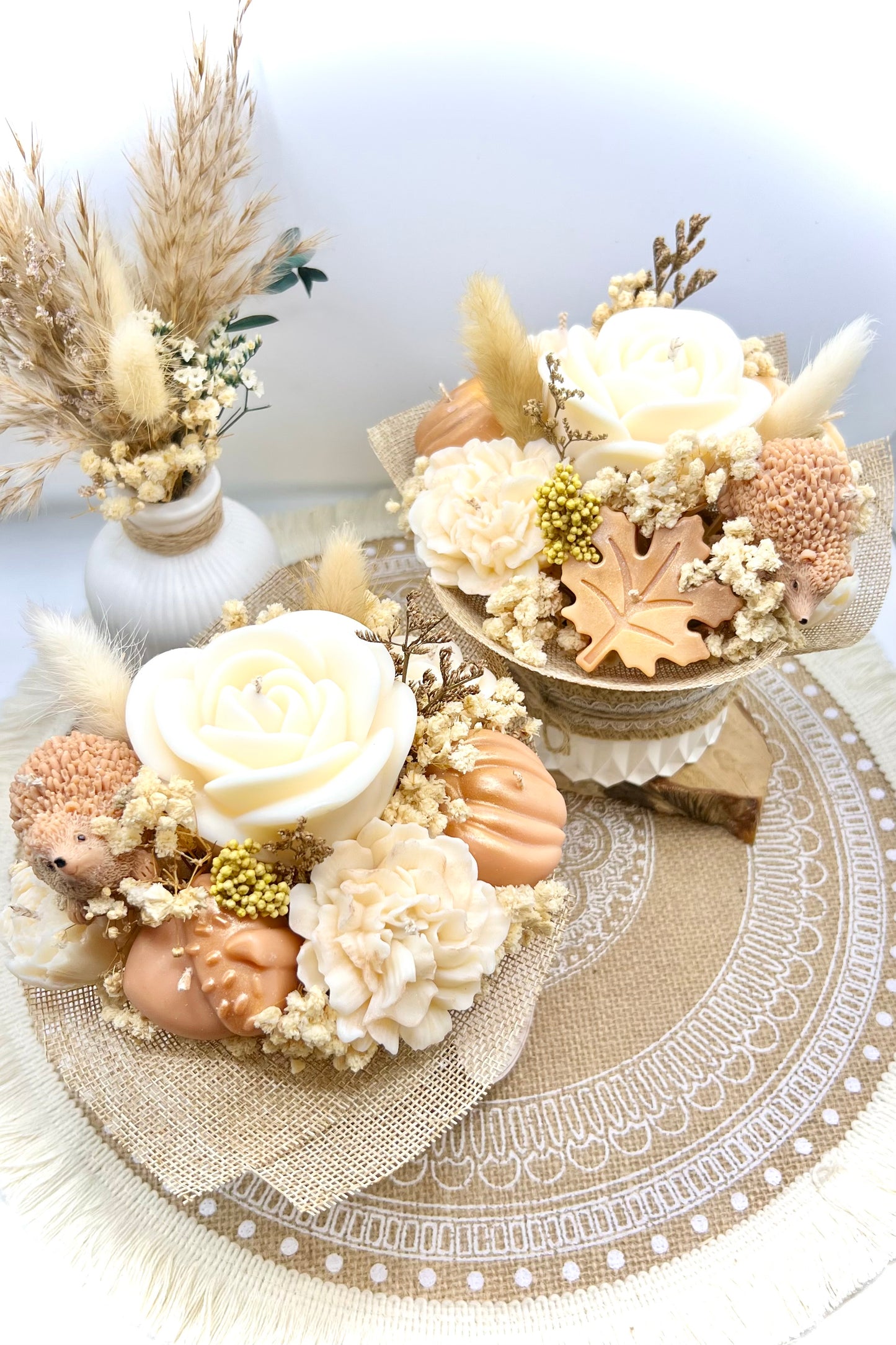 Herbst Blumenstrauß Kerze – Handgemachter Deko-Strauß mit Blüten, Kürbis & Igel