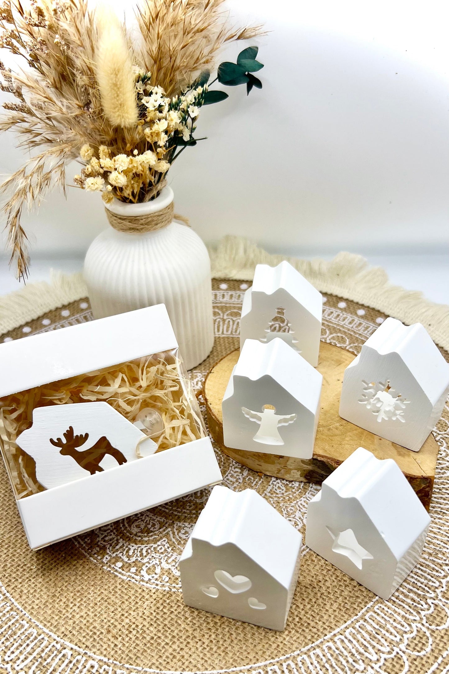 Leucht-Häuschen aus handgegossener Keramik inkl. LED-Licht & Geschenkverpackung – Weihnachtsdeko & Geschenkidee