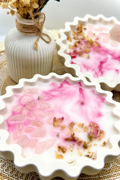 Handgegossene Kristallkerzen mit Rosenquarz, Amethyst & Turmalin in dekorativer Schale