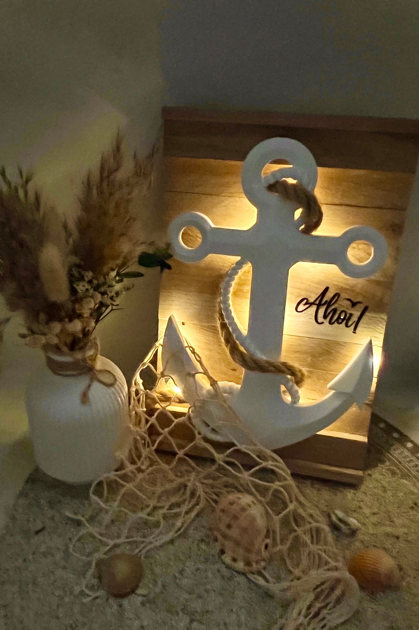 Maritime Anker-Lichtdeko auf Holzrahmen – handgegossene Küstendeko mit LED-Lichterkette