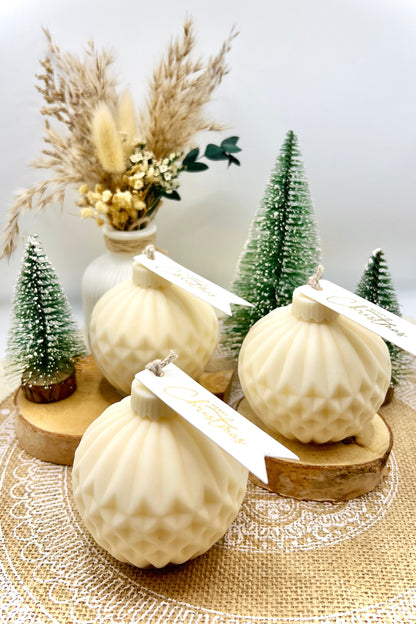 Weihnachtskerze „Christbaumkugel“ – handgegossen aus Soja-Pflanzenwachs | perfekt für die Adventszeit