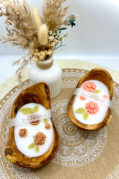 Blüten-Duftkerze in Olivenholzschale – Handgegossen & natürlich schön