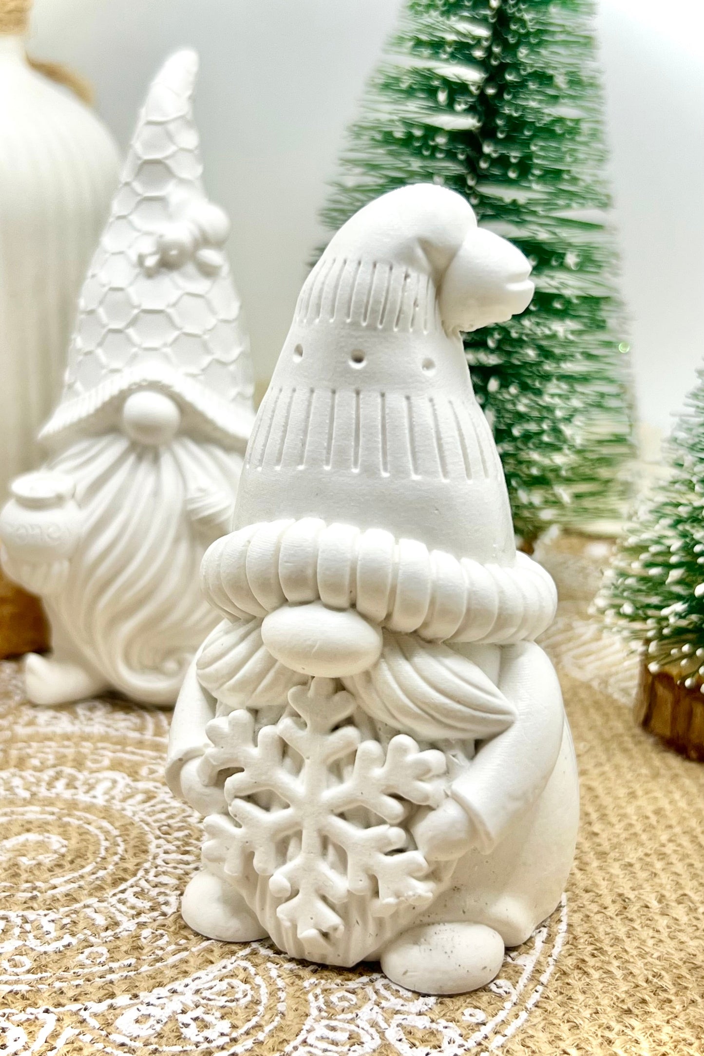 Winterliche Wichtel aus Keramik – handgegossene Unikate, stilvolle Weihnachtsdeko & Geschenkidee