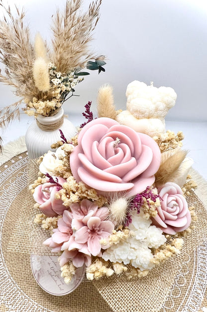 Kerzen-Blumenstrauß im handgegossenen Keramiktopf – zarte Eleganz in natürlichen Tönen