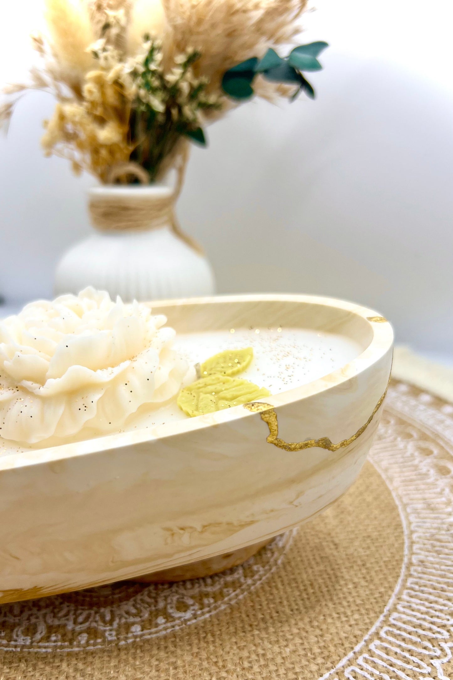 🌿 Florale Duftkerze mit Pfingstrose in handgegossener Schale mit Marmoroptik