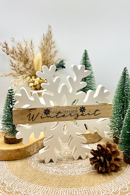 ❄️ Winterdeko Schneeflocke – handgegossene Keramik mit Holzklötzchen und Rub-On-Design