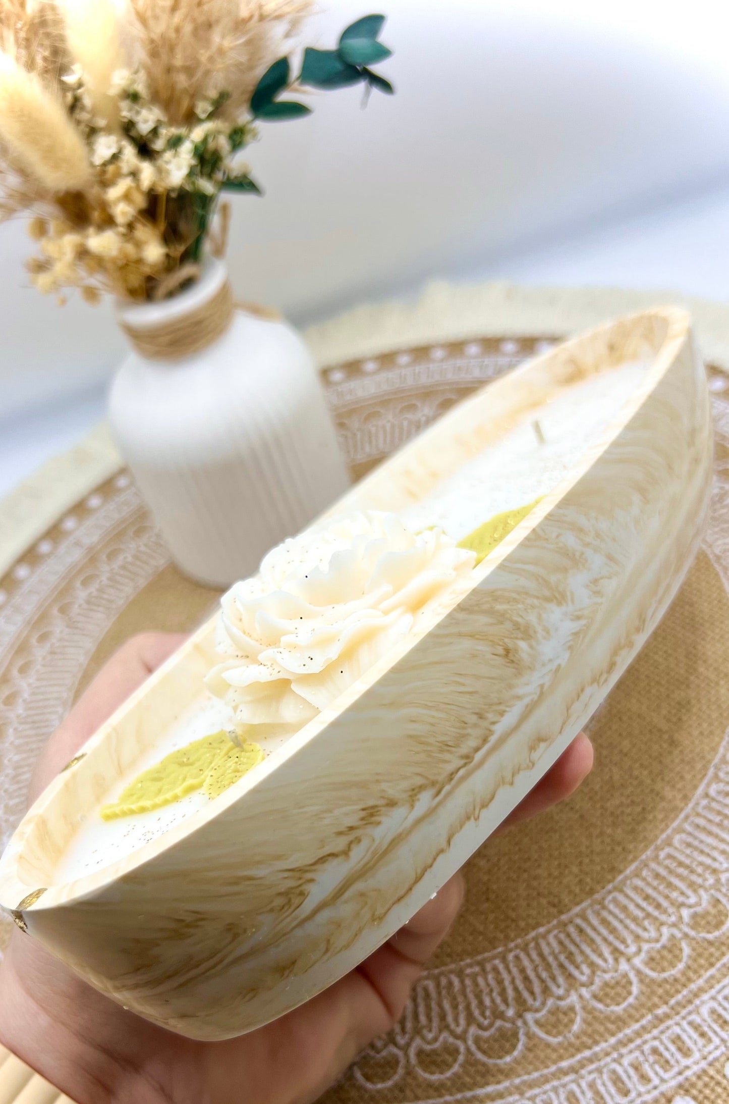 🌿 Florale Duftkerze mit Pfingstrose in handgegossener Schale mit Marmoroptik