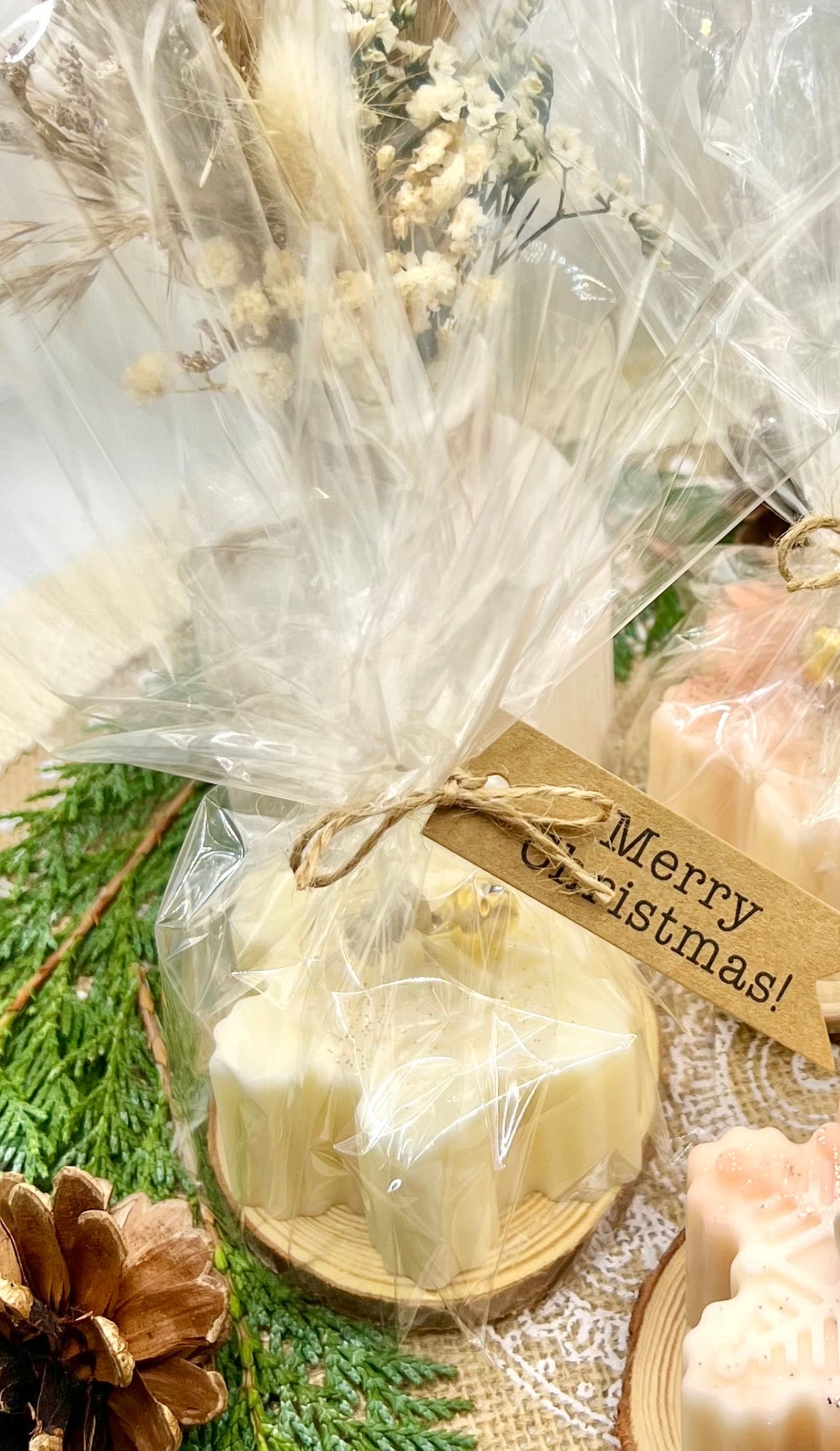 Winterkerze „Snowflake“ – handgegossene Schneeflocke mit Glöckchen, 4 Varianten